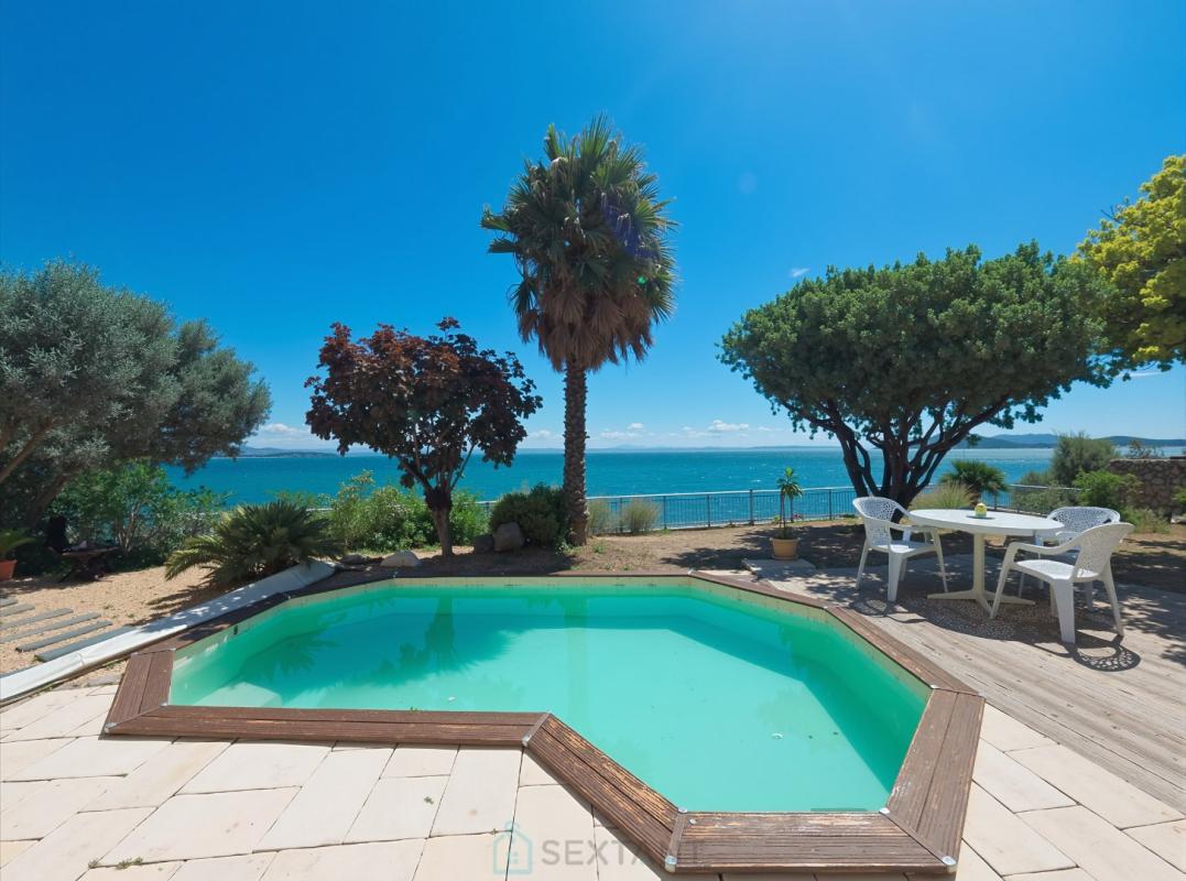 Villa d’exception à Istres Vue panoramique sur l'étang depuis une villa avec piscine et jardin à Istres.