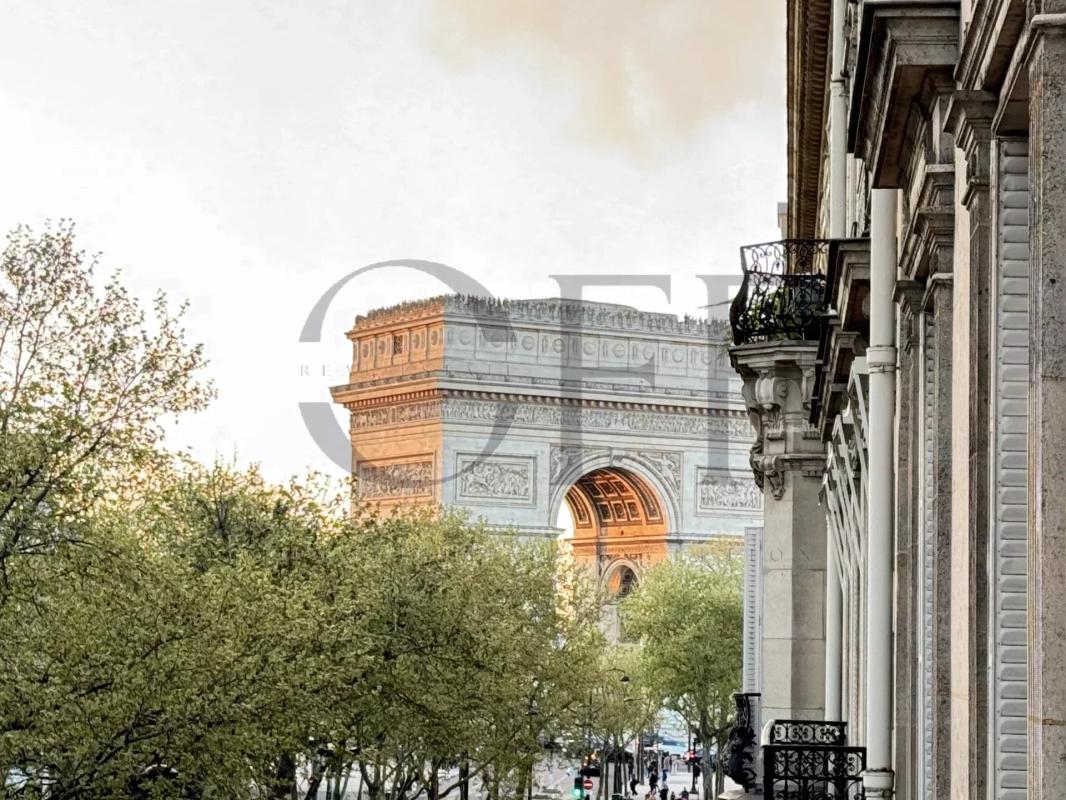 Vue sur l’Arc de Triomphe Vue sur l'Arc de Triomphe depuis un appartement haussmannien à Paris 8ème.