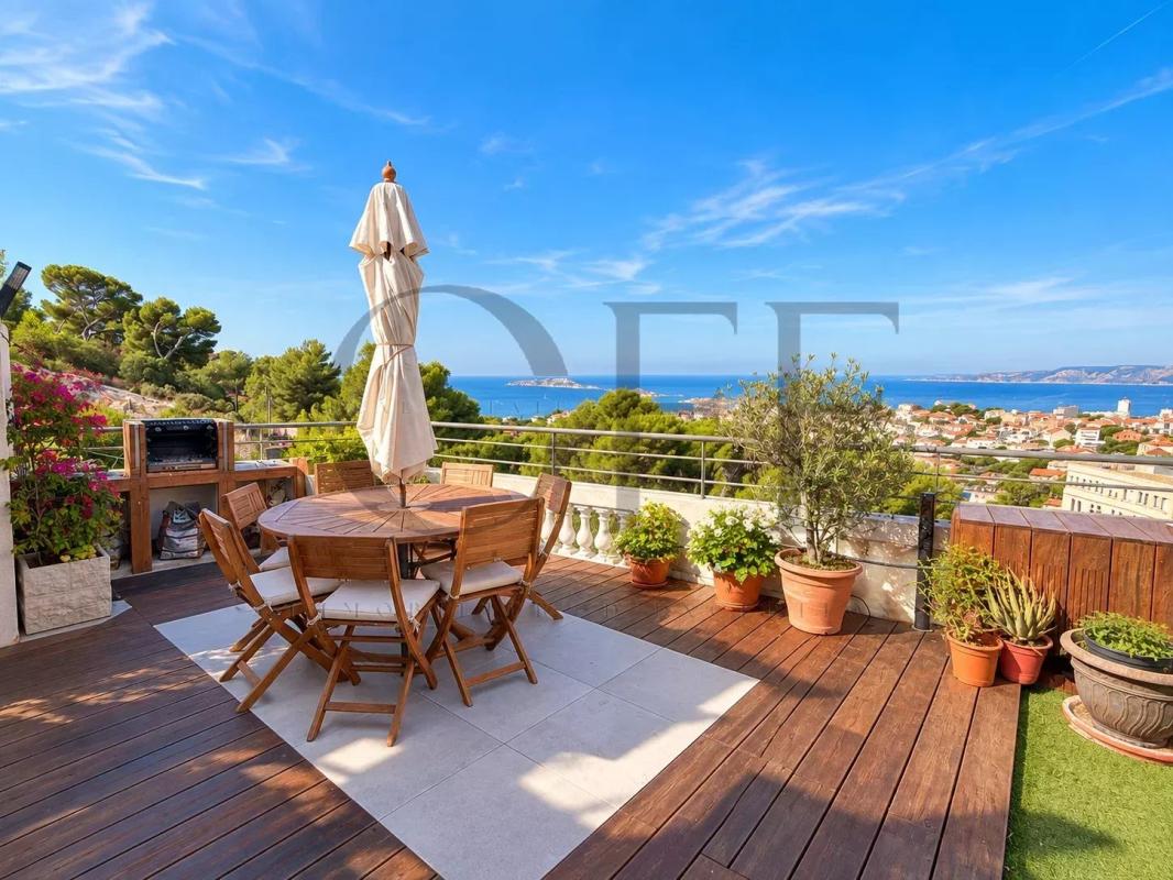 Terrace with sea view in Roucas-Blanc Wooden terrace with garden furniture and panoramic views of the sea and Marseille.