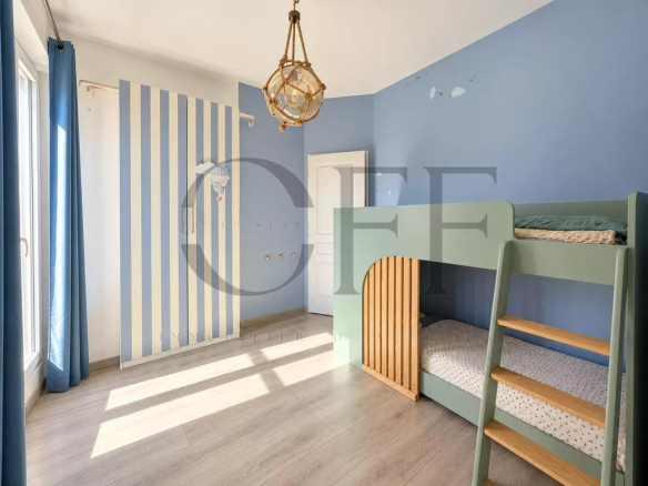 Chambre d'un duplex avec lit superposé et décoration moderne à Roucas-Blanc, Marseille.