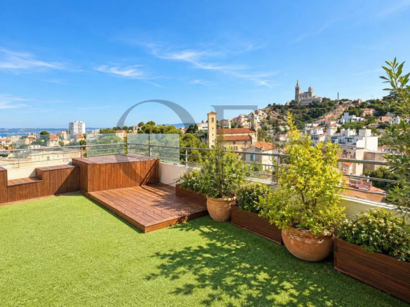 Terrasse avec vue panoramique sur la mer et Notre-Dame de la Garde à Marseille.