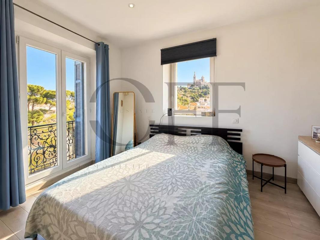 Room with a view in Roucas-Blanc, Marseille Room in a duplex with a view of Notre-Dame de la Garde in Marseille.