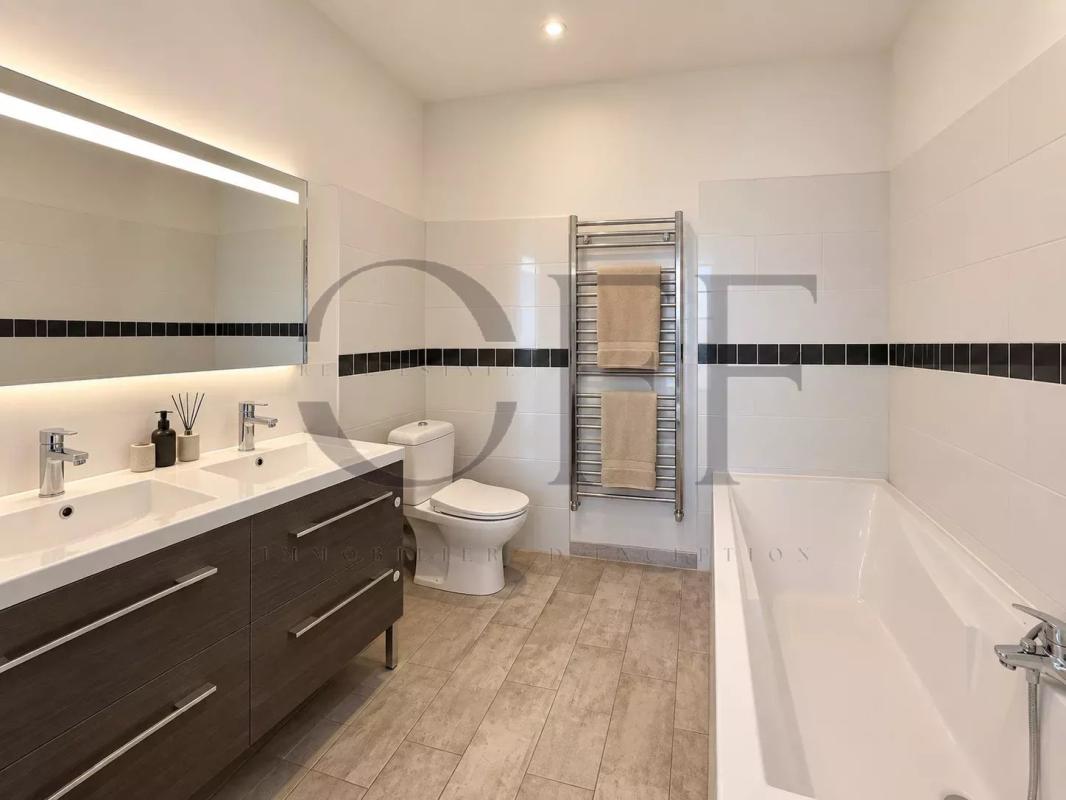 Bathroom in a duplex in Roucas-Blanc Modern bathroom with bathtub, sink and toilet in a duplex in Roucas-Blanc, Marseille.