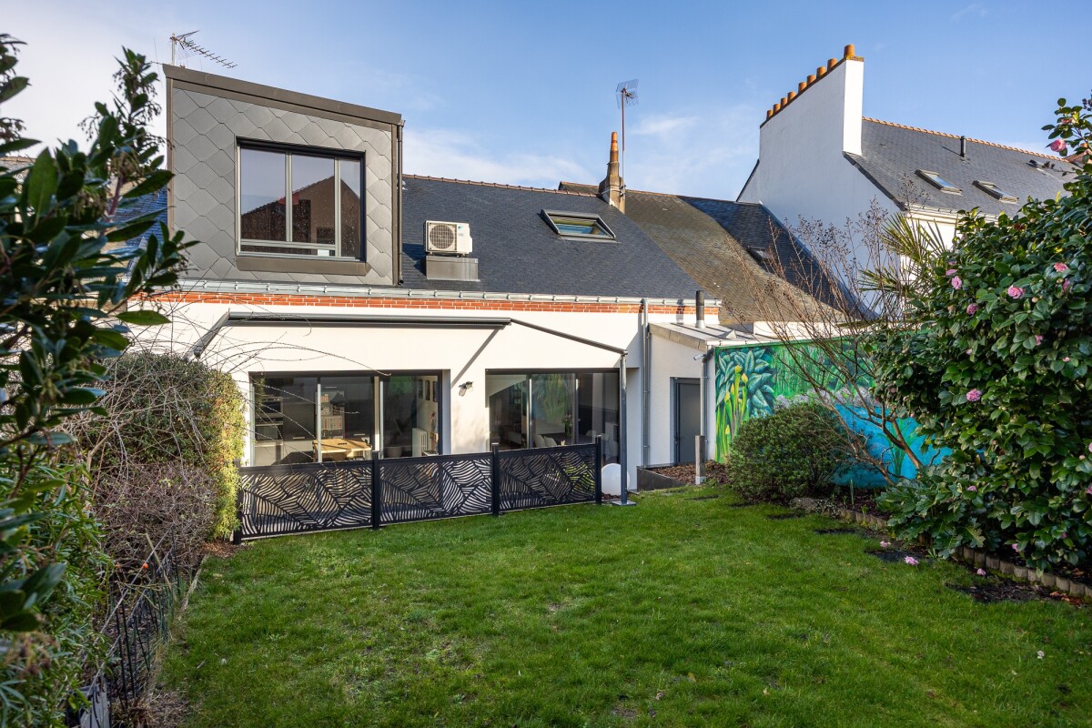 Garden of a house with a terrace and painted walls, Zola district in Nantes.