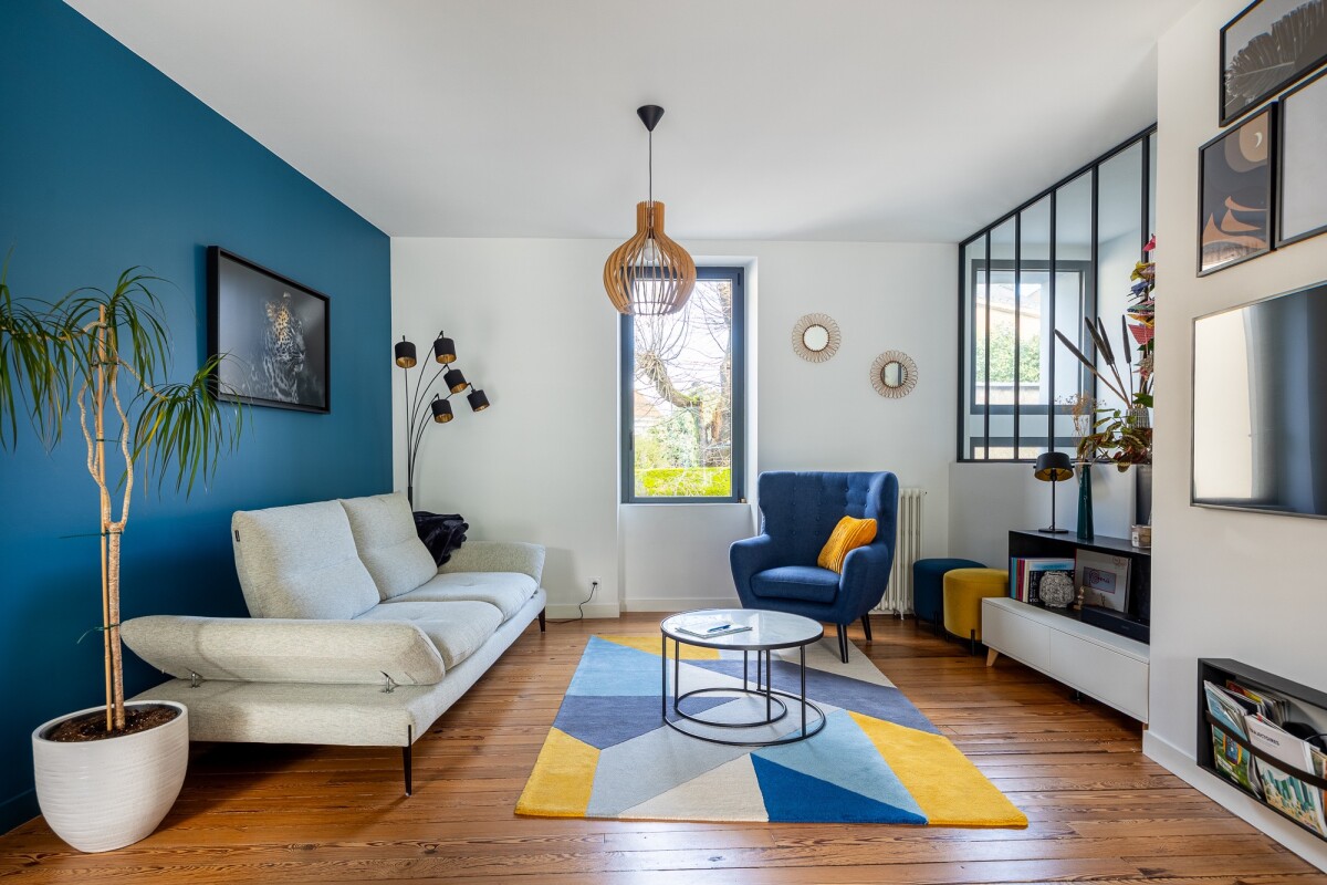 Interior of a house in Nantes with a modern living room and decorative elements.