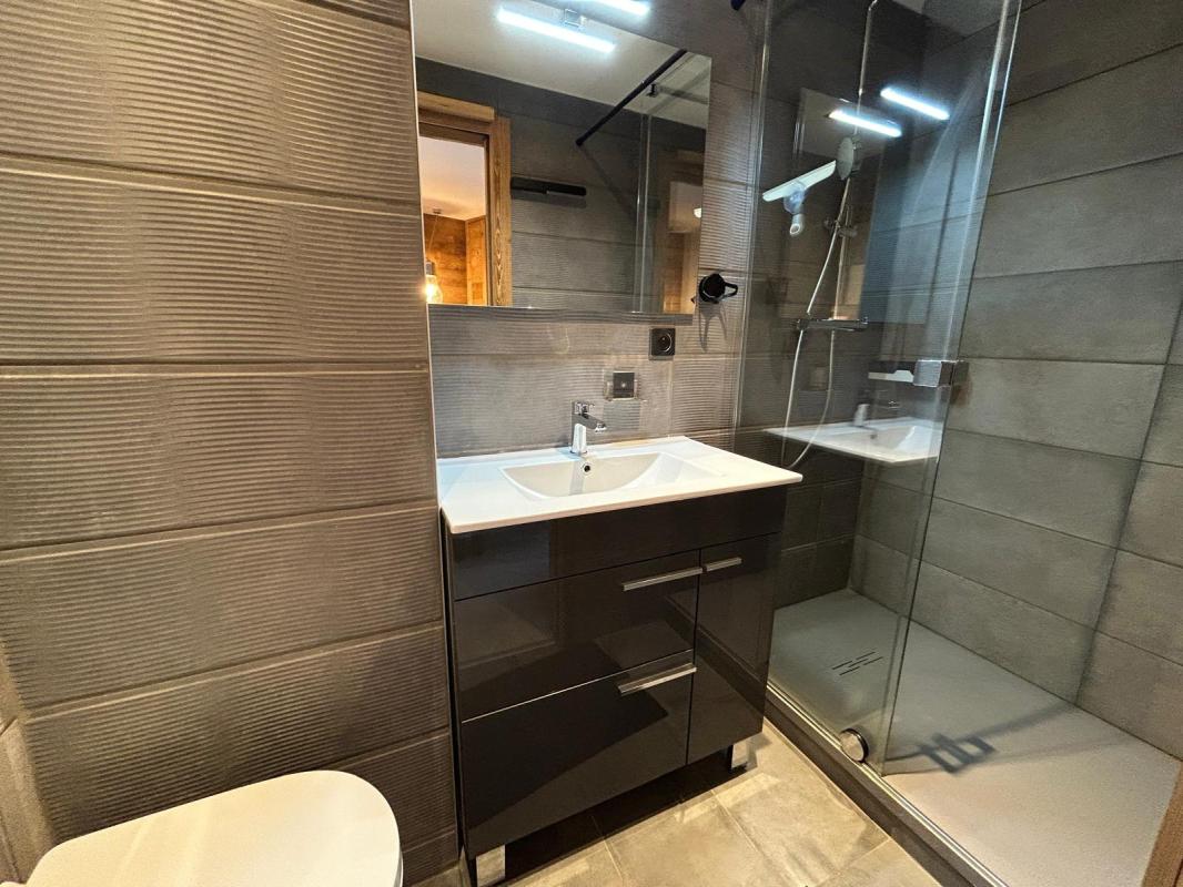 Shower room in a duplex apartment Modern shower room with walk-in shower and vanity unit in an apartment.