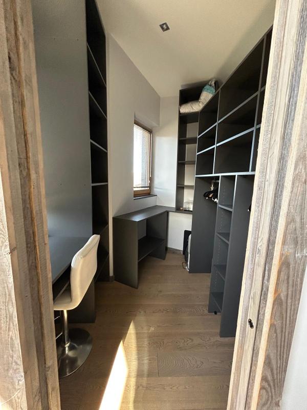 Office in a duplex apartment Office furnished with shelves and desk in a duplex apartment in Morzine.