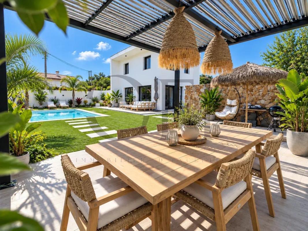 Californian villa in Le Rove Contemporary villa with swimming pool and outdoor space in Le Rove, France.