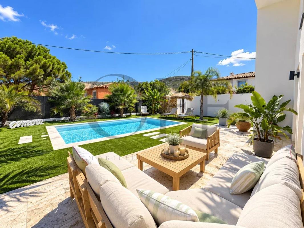 Contemporary villa in Le Rove Contemporary villa with swimming pool and outdoor space in Le Rove, sunny and landscaped.