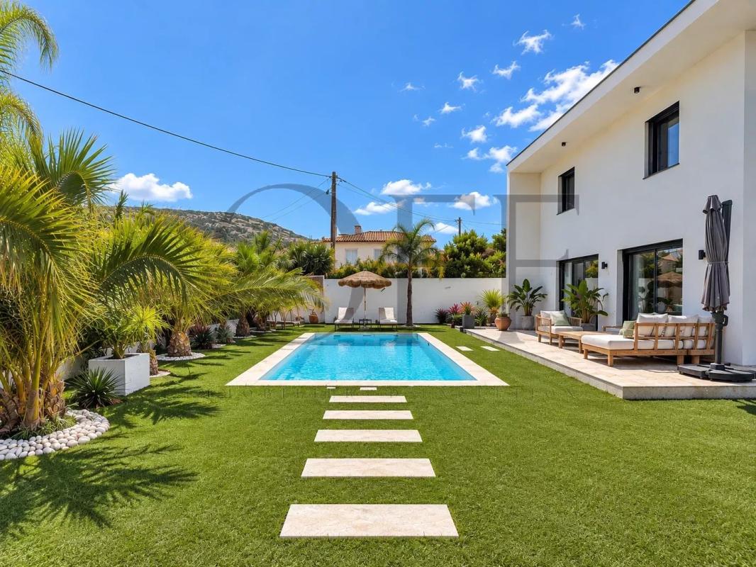 Californian villa in Le Rove Contemporary villa with swimming pool and landscaped garden in Le Rove, near the Mediterranean.