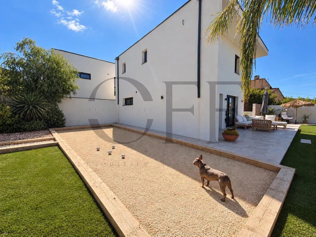 Californian villa in Le Rove Contemporary villa with landscaped garden and dog, Le Rove