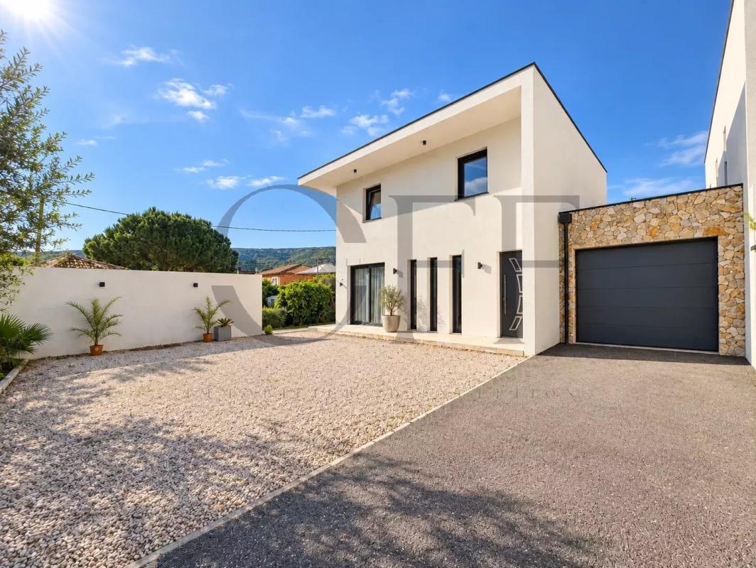 Contemporary villa in Le Rove Contemporary California-inspired villa with garage in Le Rove, France.