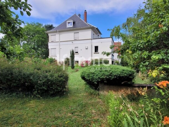 Maison bourgeoise à Barr avec jardin, vue sur vignes et architecture des années 40.