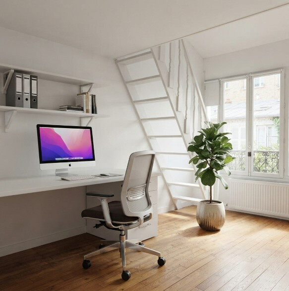 Bureau lumineux dans une maison à Paris Intérieur d'une maison avec bureau, chaise et plante verte, lumière naturelle à Paris.