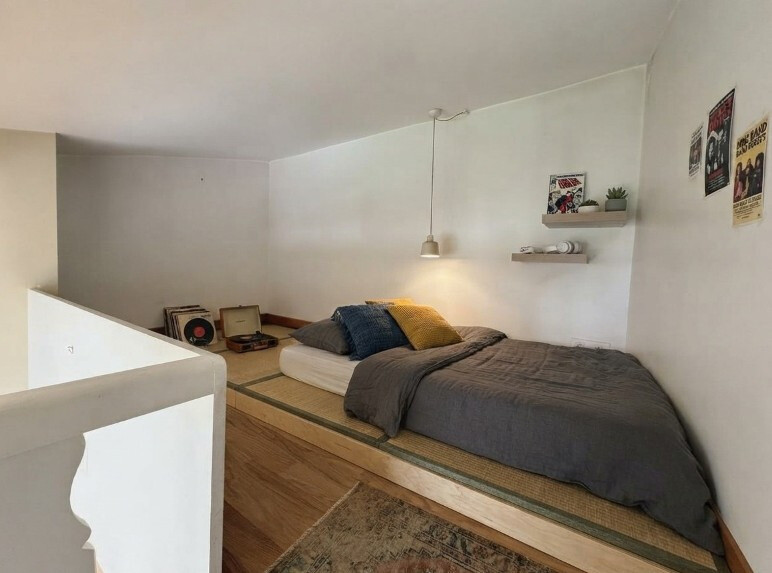 Chambre dans une maison atypique à Paris Chambre avec lit surélevé et décoration minimaliste dans une maison à Paris.