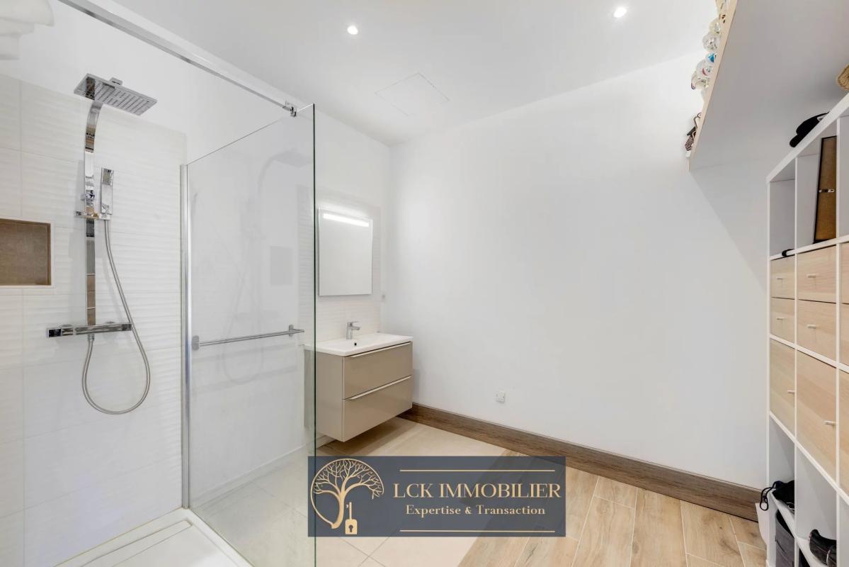 Salle de bain contemporaine Salle de bain moderne avec douche à l'italienne et meuble sous lavabo.