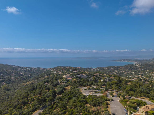 Vue panoramique sur la mer et les collines depuis une hauteur, près de Roquebrune-sur-Argens.