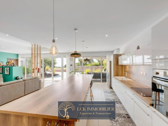 Intérieur d'une villa contemporaine avec cuisine ouverte et espace de vie lumineux.