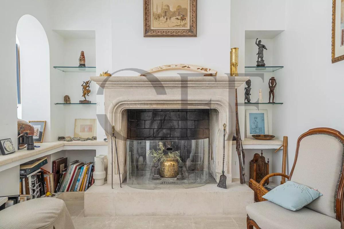 Intérieur de villa à Marseille 12ᵉ Intérieur d'une villa d'exception à Marseille avec cheminée et étagères décoratives.