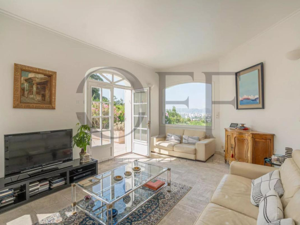 Intérieur d'une villa à Marseille 12ᵉ avec vue sur la mer, salon lumineux et mobilier élégant.