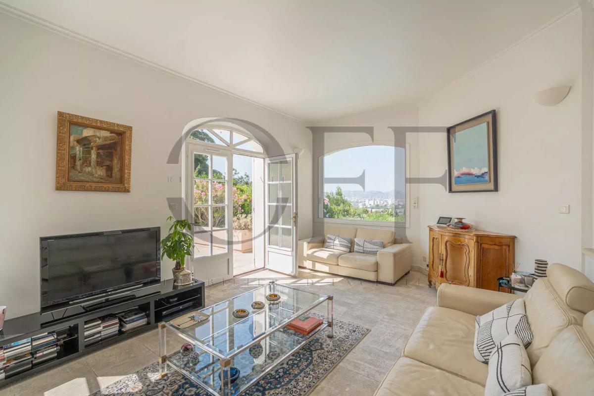 Intérieur d’une villa d’exception à Marseille 12ᵉ Intérieur d'une villa à Marseille 12ᵉ avec vue sur la mer, salon lumineux et mobilier élégant.
