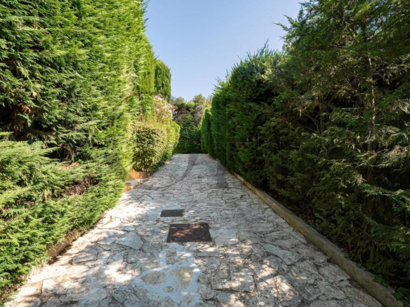 Allée bordée d'arbres menant à une villa dans un domaine privé à Marseille 12ᵉ.