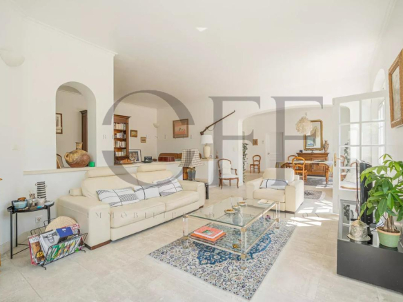 Intérieur d'une villa d'exception à Marseille 12ᵉ, salon lumineux avec mobilier élégant.