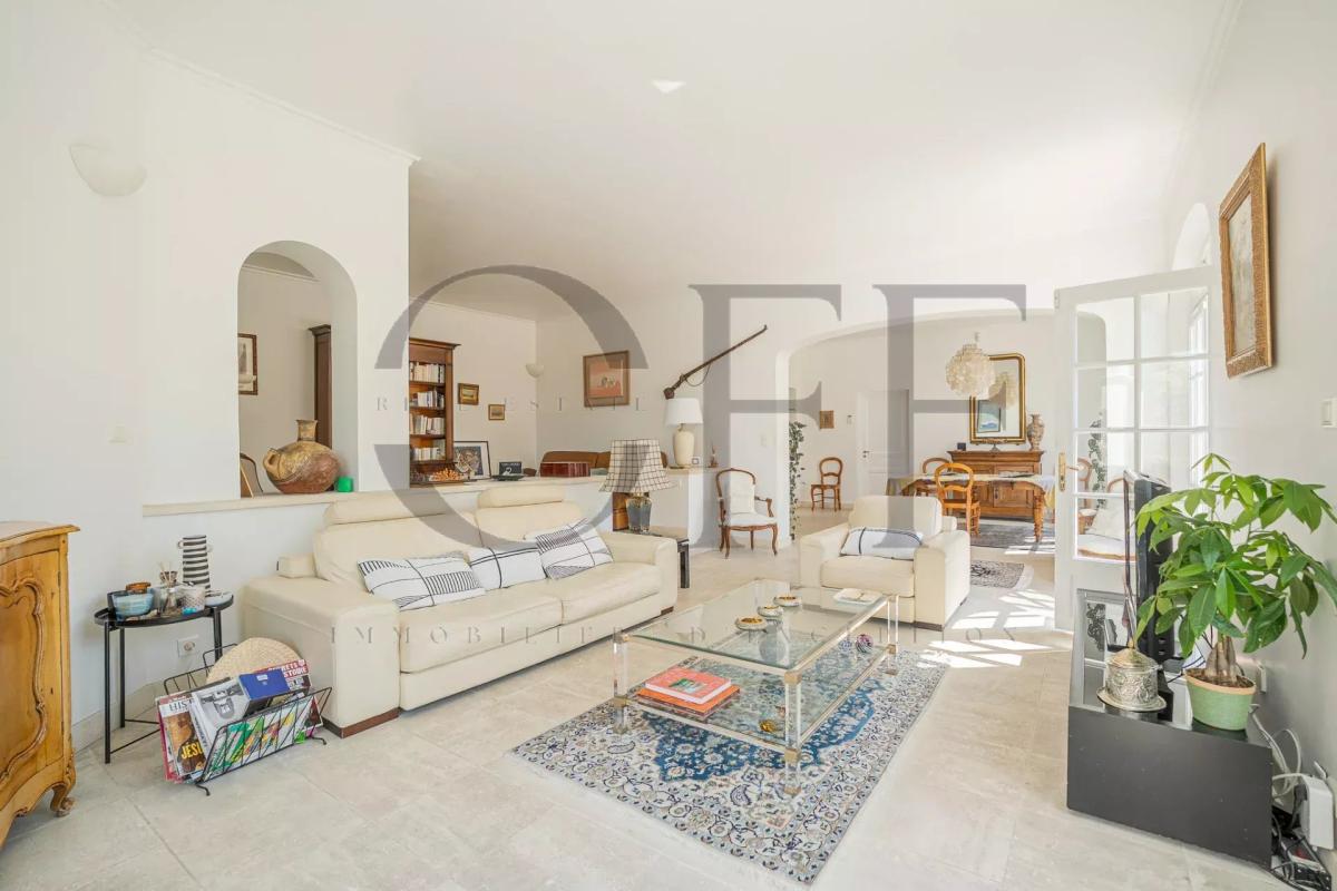 Intérieur d’une villa à Marseille 12ᵉ Intérieur d'une villa d'exception à Marseille 12ᵉ, salon lumineux avec mobilier élégant.