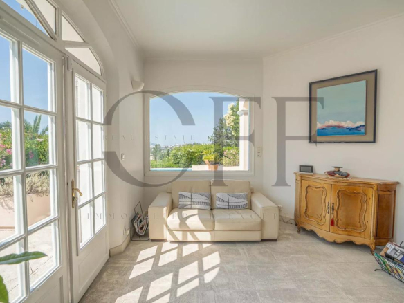 Intérieur lumineux d'une villa à Marseille 12ᵉ avec vue sur la mer, salon et mobilier élégant.