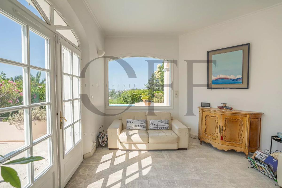 Intérieur d’une villa d’exception à Marseille 12ᵉ Intérieur lumineux d'une villa à Marseille 12ᵉ avec vue sur la mer, salon et mobilier élégant.