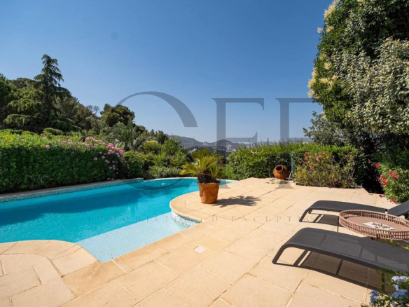 Vue de la piscine et du jardin paysager d'une villa à Marseille 12ᵉ.