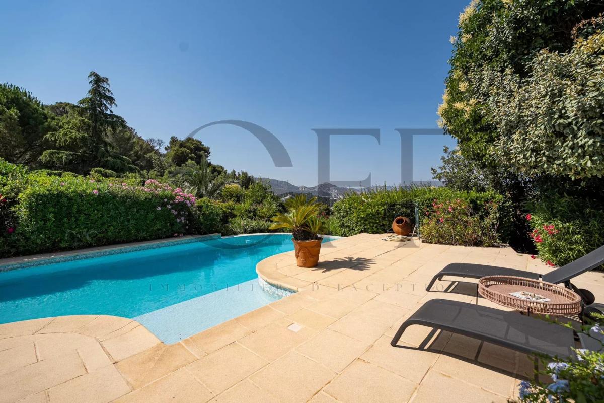 Villa d’exception avec piscine à Marseille 12ᵉ Vue de la piscine et du jardin paysager d'une villa à Marseille 12ᵉ.