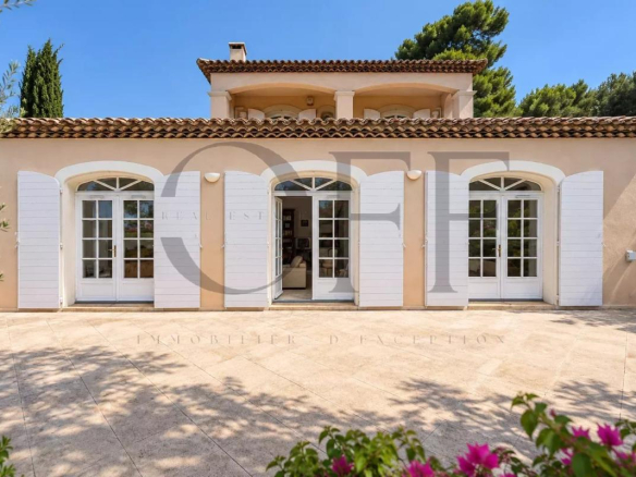 Villa d'exception à Marseille 12ᵉ avec vue mer, piscine et jardin paysager.