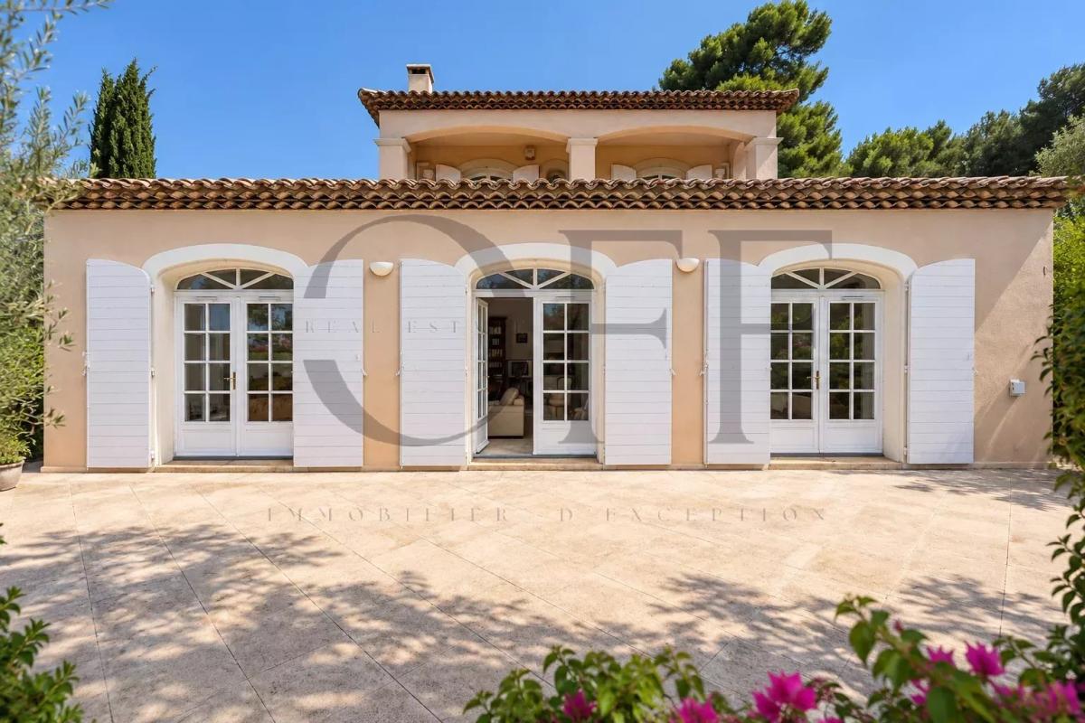Villa d’exception à Marseille 12ᵉ Villa d'exception à Marseille 12ᵉ avec vue mer, piscine et jardin paysager.