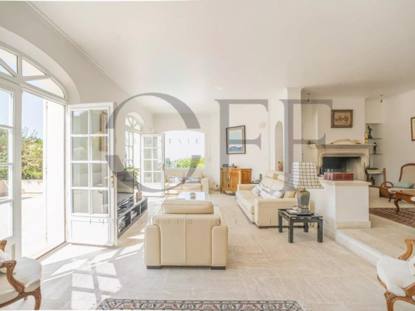 Intérieur lumineux d'une villa d'exception à Marseille 12ᵉ avec vue mer et espace salon.