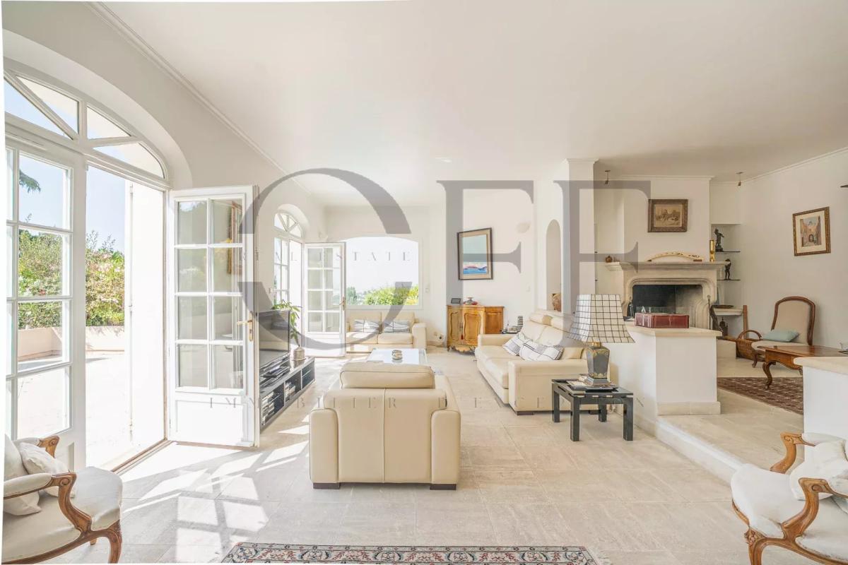 Intérieur d’une villa à Marseille 12ᵉ Intérieur lumineux d'une villa d'exception à Marseille 12ᵉ avec vue mer et espace salon.