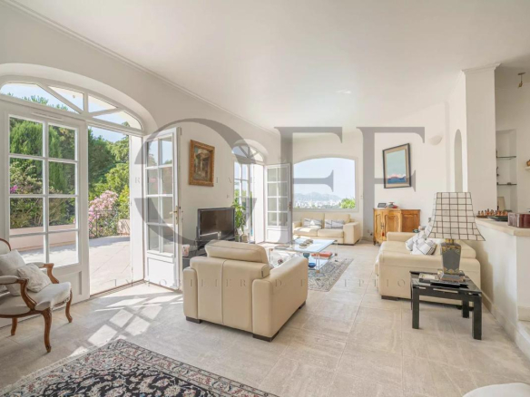 Intérieur d'une villa d'exception à Marseille 12ᵉ avec vue mer, salon lumineux et mobilier élégant.