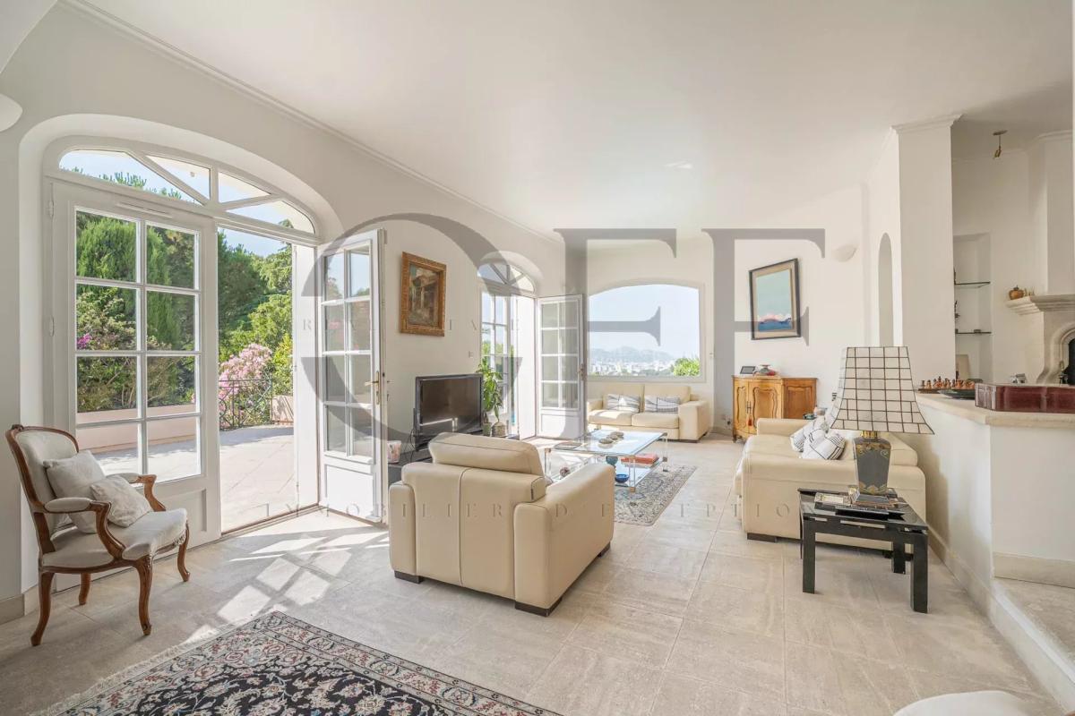 Intérieur d’une villa à Marseille 12ᵉ Intérieur d'une villa d'exception à Marseille 12ᵉ avec vue mer, salon lumineux et mobilier élégant.