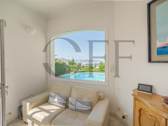 Intérieur d'une villa avec vue sur la piscine et le paysage à Marseille 12ᵉ.