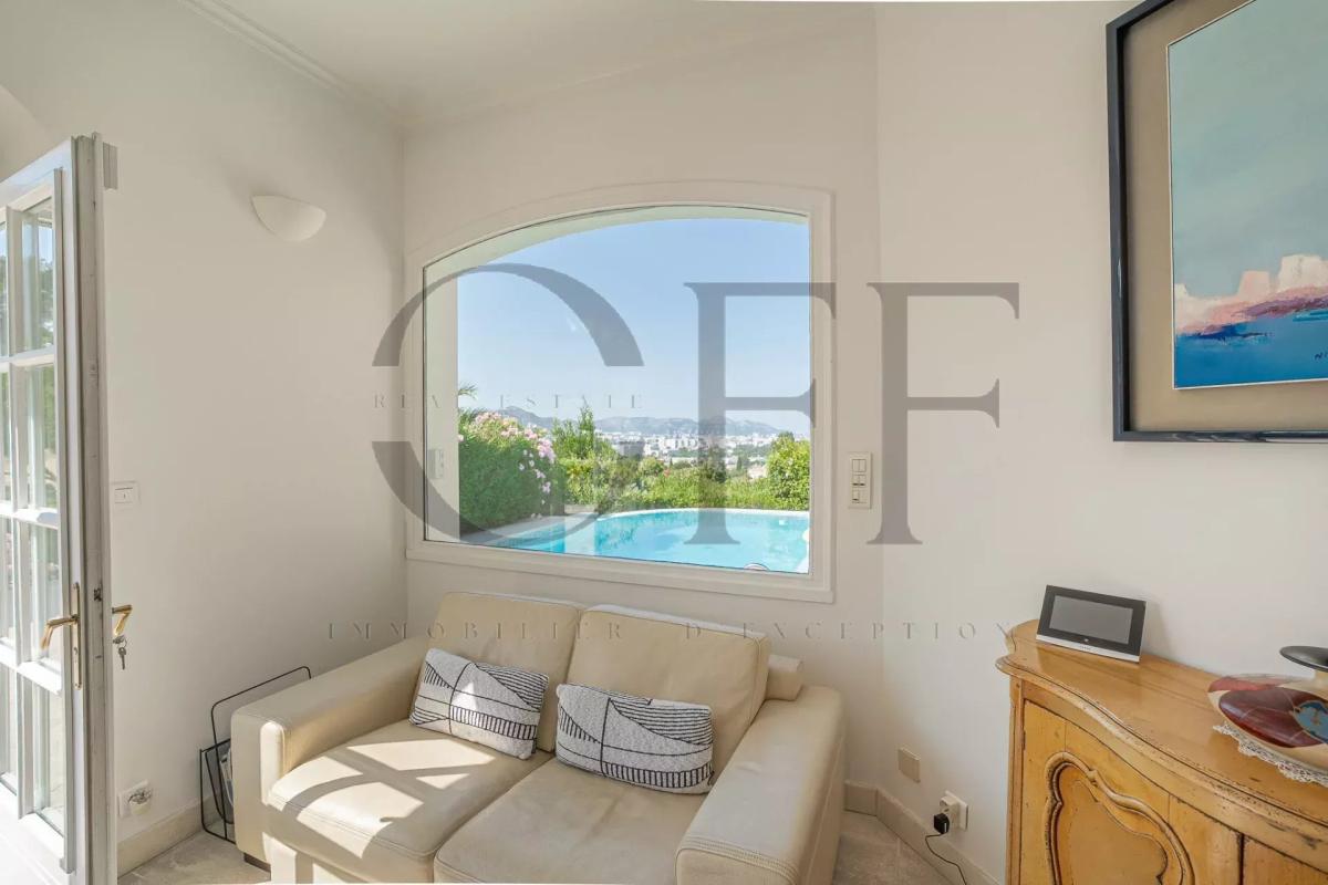 Intérieur d’une villa d’exception à Marseille 12ᵉ Intérieur d'une villa avec vue sur la piscine et le paysage à Marseille 12ᵉ.