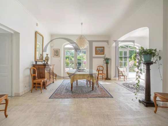 Intérieur d'une villa d'exception à Marseille 12ᵉ, avec un espace lumineux et des matériaux nobles.