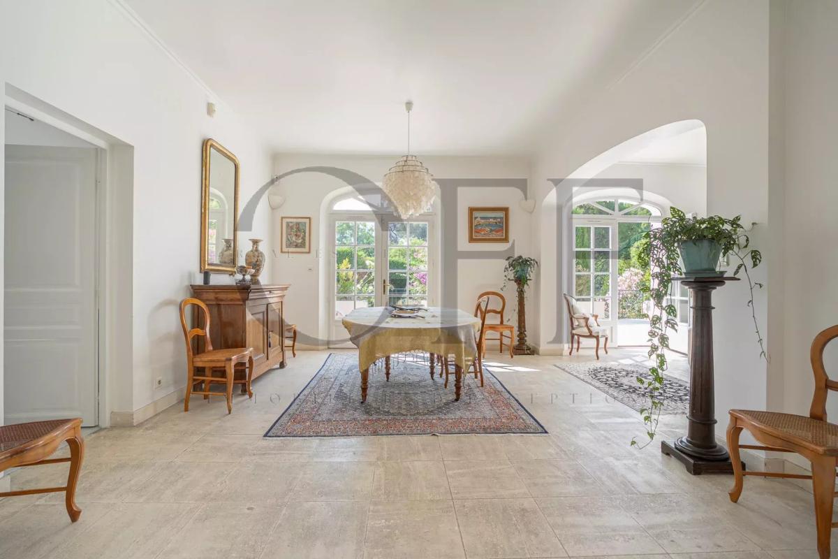 Intérieur d’une villa à Marseille 12ᵉ Intérieur d'une villa d'exception à Marseille 12ᵉ, avec un espace lumineux et des matériaux nobles.