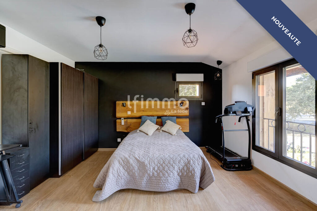 Modern room in a renovated property Modern room with double bed and contemporary decor in a renovated property.