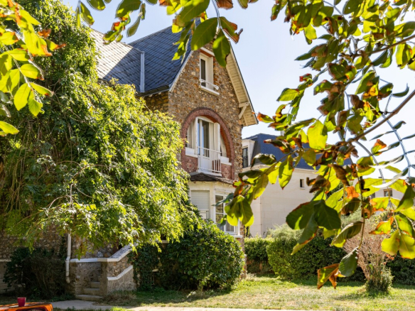 Maison en meulière avec jardin à Fontenay-aux-Roses, vue partielle depuis le jardin.