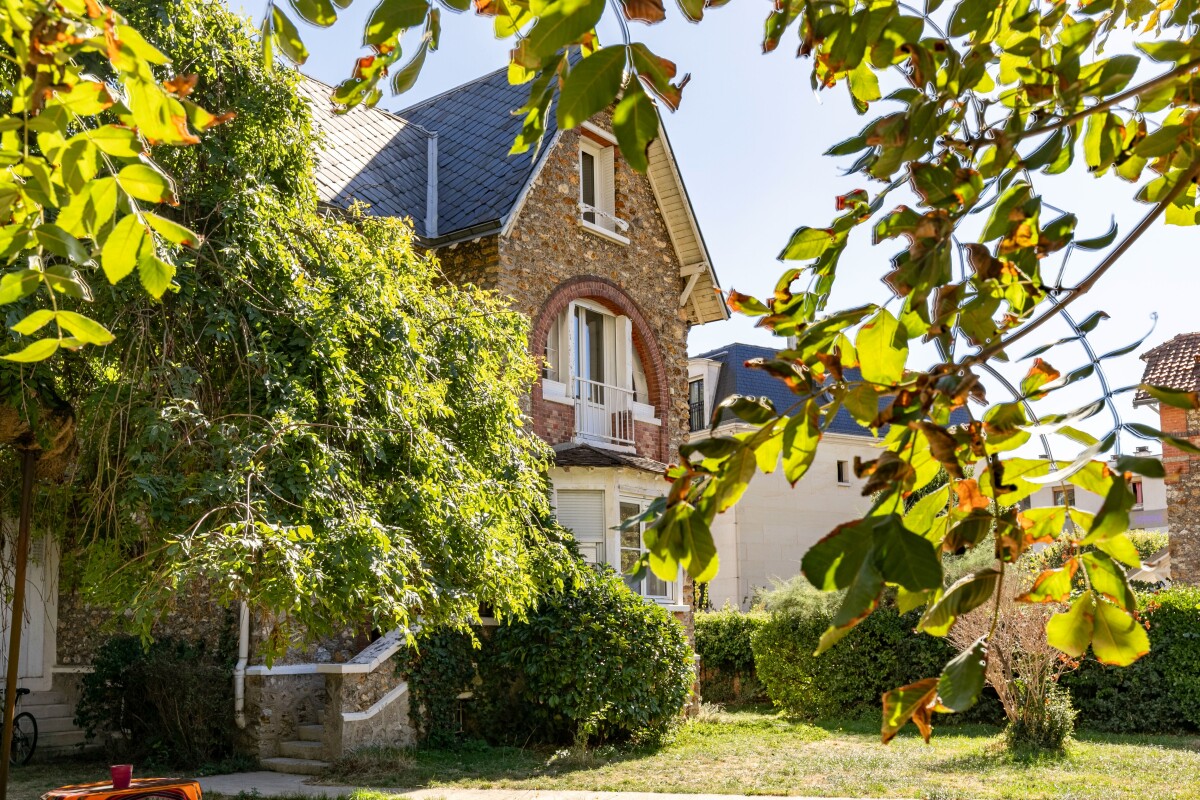 Maison en meulière à Fontenay-aux-Roses Maison en meulière avec jardin à Fontenay-aux-Roses, vue partielle depuis le jardin.