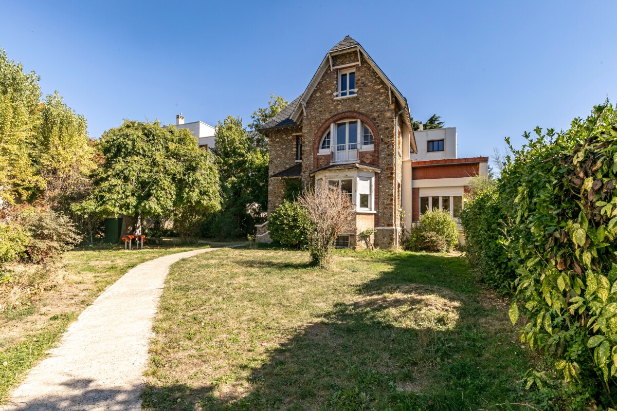 Maison en meulière à Fontenay-aux-Roses Maison en meulière avec jardin à Fontenay-aux-Roses, vue extérieure