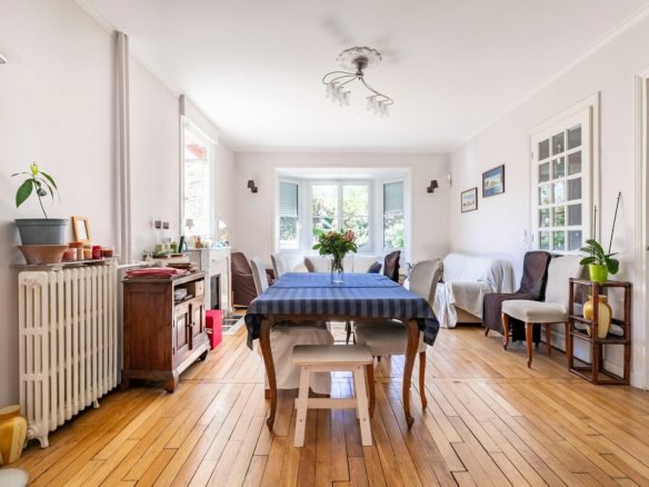 Intérieur d'une maison meulière à Fontenay-aux-Roses avec une salle à manger lumineuse.