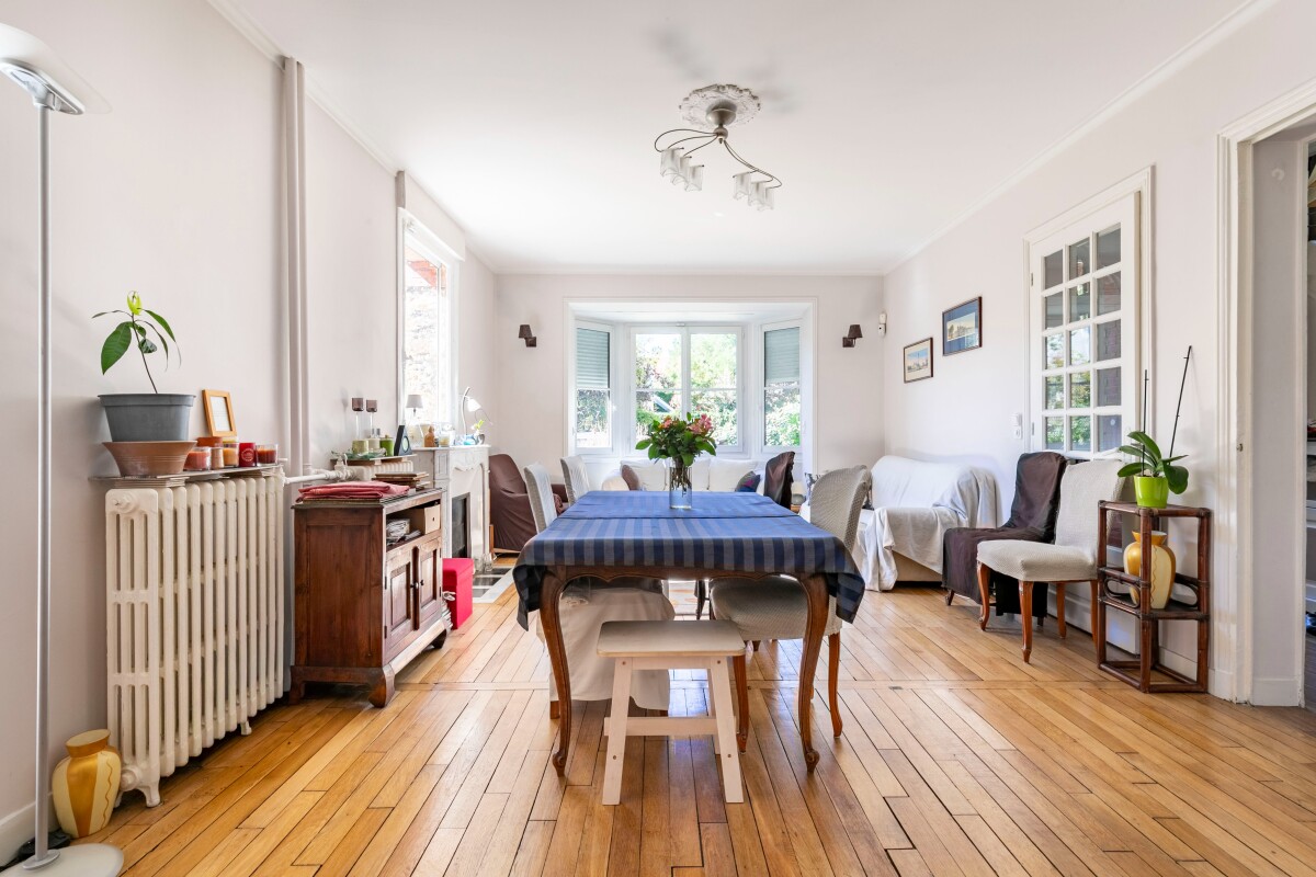 Intérieur d’une maison meulière Intérieur d'une maison meulière à Fontenay-aux-Roses avec une salle à manger lumineuse.
