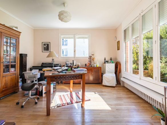 Intérieur d'une maison à Fontenay-aux-Roses avec un bureau et une lumière naturelle.