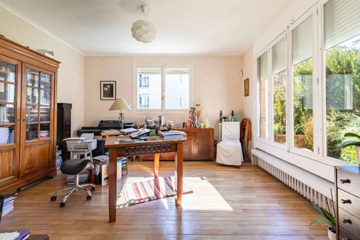 Intérieur d’une maison à Fontenay-aux-Roses Intérieur d'une maison à Fontenay-aux-Roses avec un bureau et une lumière naturelle.